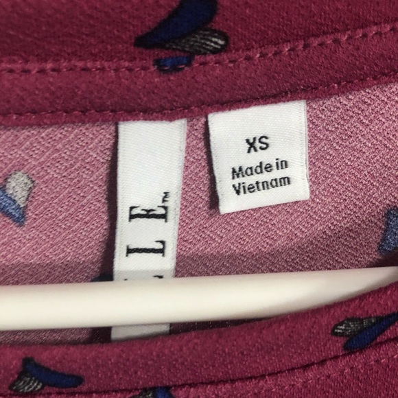 Avail 6_2_22 if stored 1_2 crates BnWT - Holiday & Silky Elle XS Blouse 👚 - Picture 3 of 7